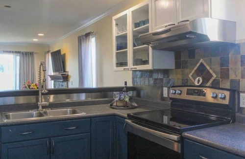 South Pandosy House | Stay in Central Kelowna, relax in your private 3 Bedroom, 2 bathroom home.