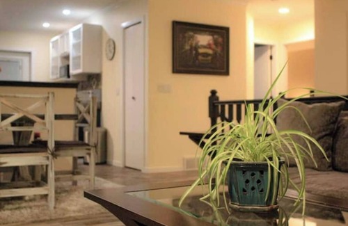 South Pandosy House | Stay in Central Kelowna, relax in your private 3 Bedroom, 2 bathroom home.