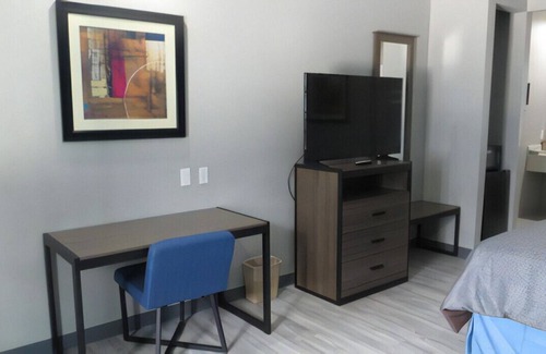 Willowbrook House | Stay in Contemporary Room w/ Homelike Amenities