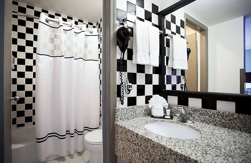 Downtown Chicago Hotel | Stay in Heart of Chicago | Rooftop Deck, Gym and Near Millennium Park