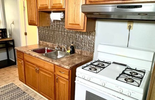 Detroit - Shoreway House | Stay in Ohio City: Walk to Market & Food (4BD/2BA)