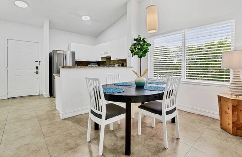 Mission Bay Apartment | Stay in our spacious 3-bed, 2-bath top-floor apartment in West Boca Raton
