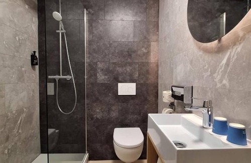 Thorn Hotel | Stay in Scenic Thorn – Beautiful Dutch Room Steps from Culture, Dining & Trails
