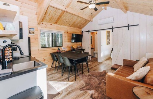 Campton Cabin | Stay in Style and Comfort at Moonshine Manor