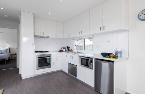 Apollo Bay Cottage | Stay in this modern home situated in the heart of Apollo Bay
