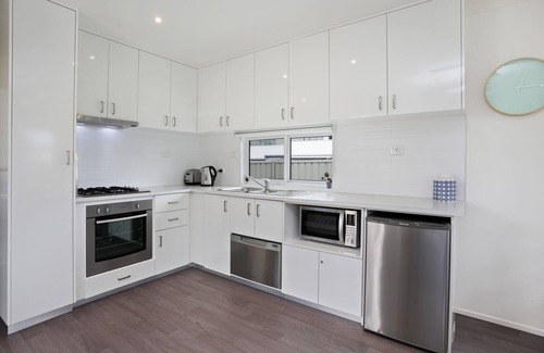 Apollo Bay Cottage | Stay in this modern home situated in the heart of Apollo Bay