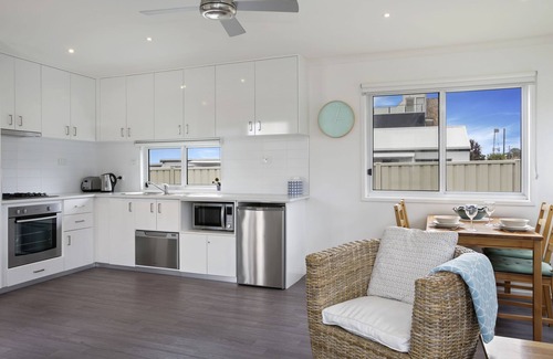 Apollo Bay Cottage | Stay in this modern home situated in the heart of Apollo Bay