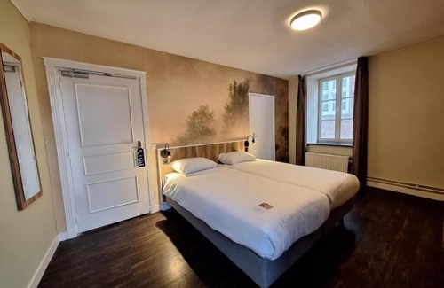 Thorn Hotel | Stay in Thorn’s Historic Center – Charming Room in the Famous White Village