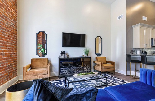 Central Business District Condo | 🎺 💙Stay like a LOCAL! HISTORIC CHARM+MODERN LUXURY+BALCONY IN DOWNTOWN NOLA WALK EVERYWHERE