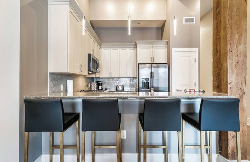 Central Business District Condo | 🎺 💙Stay like a LOCAL! HISTORIC CHARM+MODERN LUXURY+BALCONY IN DOWNTOWN NOLA WALK EVERYWHERE