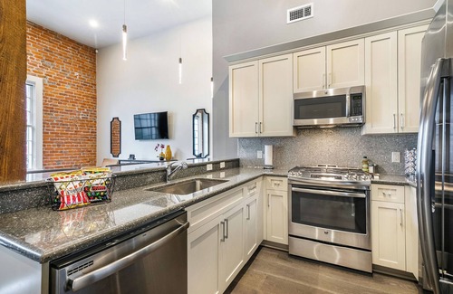 Central Business District Condo | 🎺 💙Stay like a LOCAL! HISTORIC CHARM+MODERN LUXURY+BALCONY IN DOWNTOWN NOLA WALK EVERYWHERE