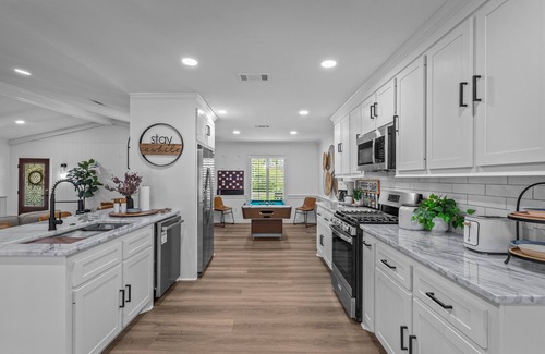 Flowood House | Stay Local Fantastic 4 Bedroom Near the Rez Sleeps 16