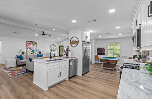 Flowood House | Stay Local Fantastic 4 Bedroom Near the Rez Sleeps 16