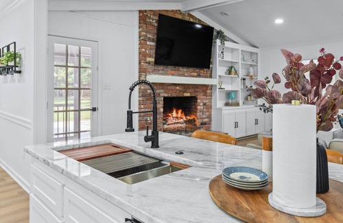 Flowood House | Stay Local Fantastic 4 Bedroom Near the Rez Sleeps 16