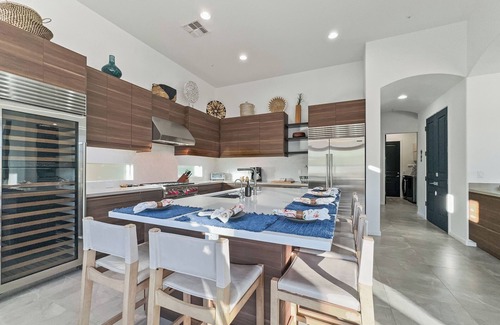 North Scottsdale House | Stay long, Pay less! Epic Views! Pool, Hot Tub, Firepit. Putting Green. 30 Night Min.