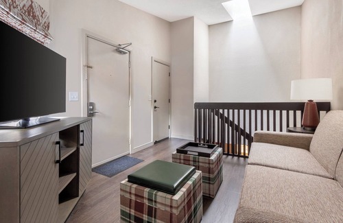 Sapphire Resort | Stay Minutes From Panthertown Valley Trail! Pools, Business Center, Free Parking