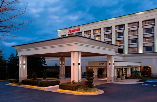 Fairfax Hotel | Stay Minutes from Patriot Park North with Free Parking | 2 Pet-Friendly Rooms