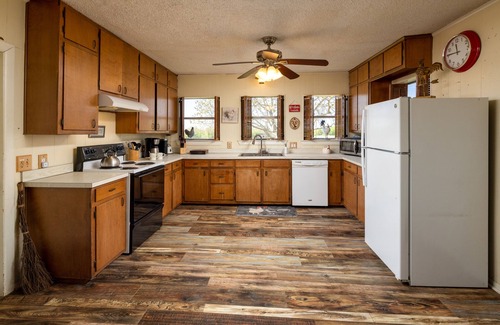 Dennis House | Stay on a 350-acre Cattle Ranch! Brazos River! Tubing! Petting zoo!
