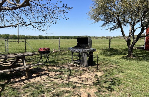 Dennis House | Stay on a 350-acre Cattle Ranch! Brazos River! Tubing! Petting zoo!