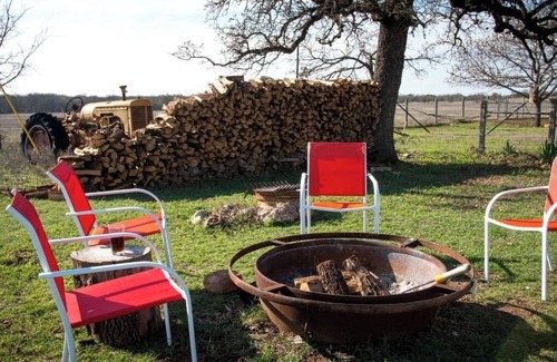 Dennis House | Stay on a 350-acre Cattle Ranch! Brazos River! Tubing! Petting zoo!