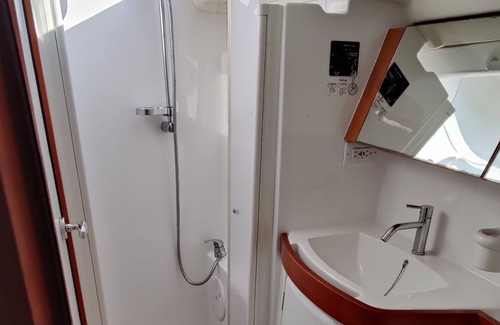 Historic District Boat Rental | Stay on a boat while in annapolis for the shows.