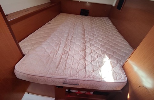 Historic District Boat Rental | Stay on a boat while in annapolis for the shows.