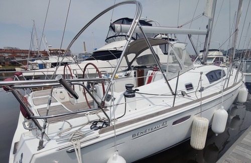 Historic District Boat Rental | Stay on a boat while in annapolis for the shows.