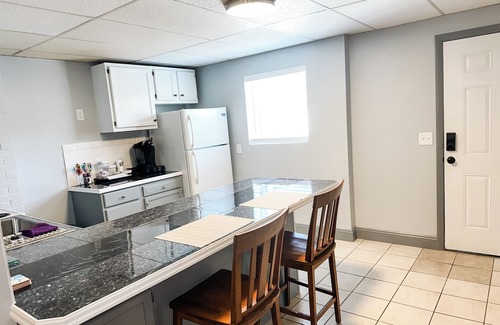 Festus Apartment | Stay on Main - Charming 2 bedroom 1.5 bath Upstairs Apartment on Main Sleeps 6