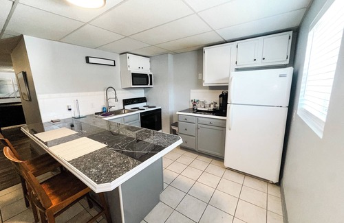 Festus Apartment | Stay on Main - Charming 2 bedroom 1.5 bath Upstairs Apartment on Main Sleeps 6