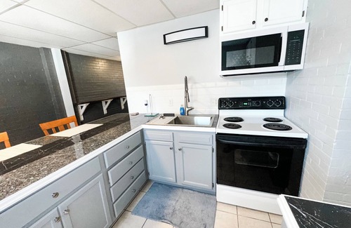 Festus Apartment | Stay on Main - Charming 2 bedroom 1.5 bath Upstairs Apartment on Main Sleeps 6