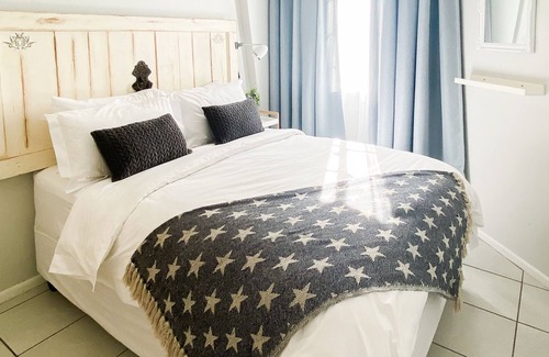 Paarl Apartment | Stay on Main - Studio Apartment