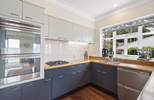 Miramar House | Stay over the Harbour - Beautiful Miramar Villa
