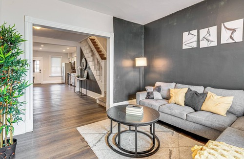 Stroudsburg House | Stay & Play in Dtwn Stroudsburg: Updated Townhouse