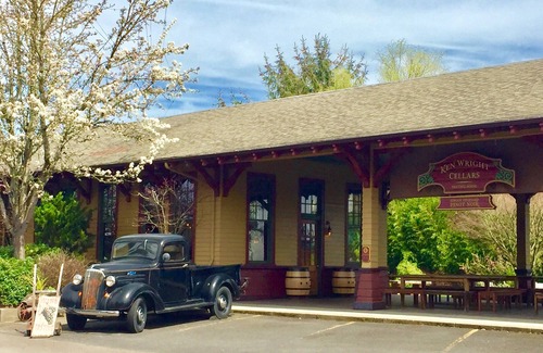 Carlton Apartment | Stay & Play! Winery Loft #5 in Historic Downtown Carlton