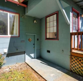 King Apartment | Stay Portland - Budget-Friendly Basement Hideaway - 91 WalkScore