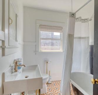 Hosford-Abernethy Apartment | Stay Portland Collection - Warhol Suite - Art Deco Apartment - 92 WalkScore