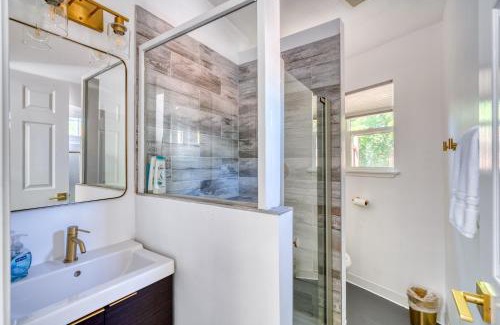 Ashcreek Apartment | Stay Portland - Forest Studio Oasis - Mile from Multnomah Village