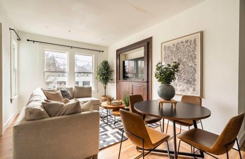 Uptown Apartment | Stay Portland - Historic 6BR - Walk to NW Shops - Sleeps 12