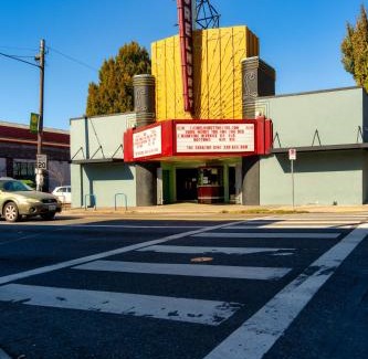 Buckman Neighborhood Apartment | Stay Portland - La Casa Burnside - Local Eateries, Shops, and Bars