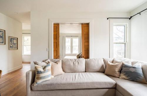 Uptown Apartment | Stay Portland - The Câlin & Magnifique Suite - NW 23rd Wonder