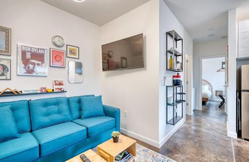 Hosford-Abernethy Apartment | Stay Portland - The Division Street Funk Flat - 94 WalkScore