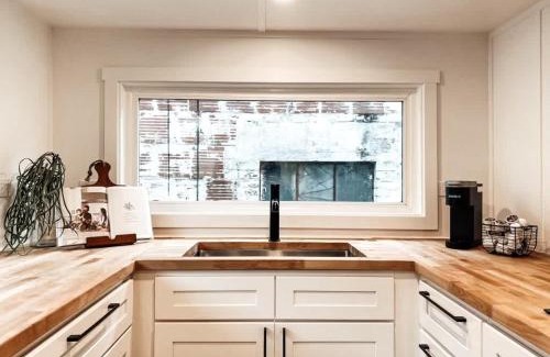 Alberta Arts District Apartment | Stay Portland - The Graffiti Alley Tiny House - Food, Art & Beer