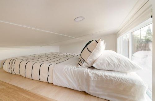 Alberta Arts District Apartment | Stay Portland - The Graffiti Alley Tiny House - Food, Art & Beer