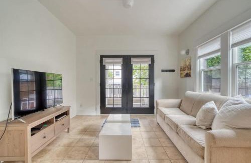 Belmont Apartment | Stay Portland - The Sunnyside Cottage, Local Shops & Nightlife