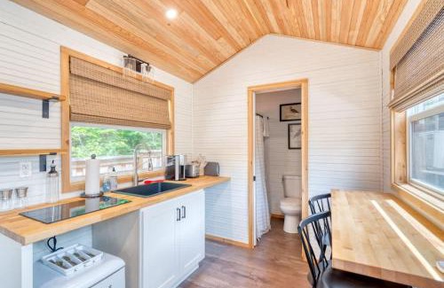 Hosford-Abernethy House | Stay Portland - Tiny Farmhouse - Walk to Local Shops & Restaurants