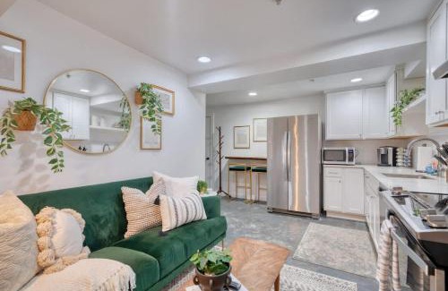 Kerns Apartment | Stay Portland - Underground Mid-Century Hideaway in Laurelhurst