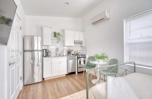 Kerns Apartment | Stay Portland - Urban Cabin Studio - Breweries & Local Eateries