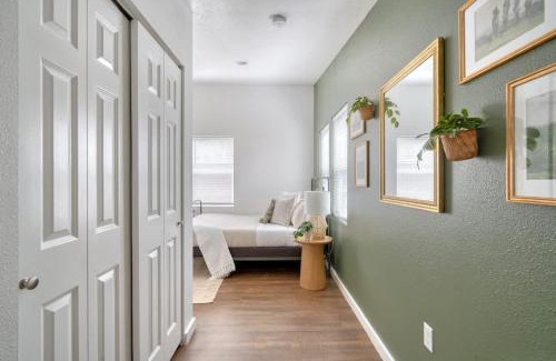 Kerns Apartment | Stay Portland - Urban Cabin Studio - Breweries & Local Eateries
