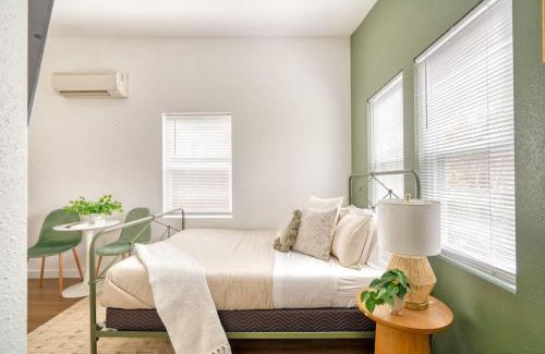 Kerns Apartment | Stay Portland - Urban Cabin Studio - Breweries & Local Eateries