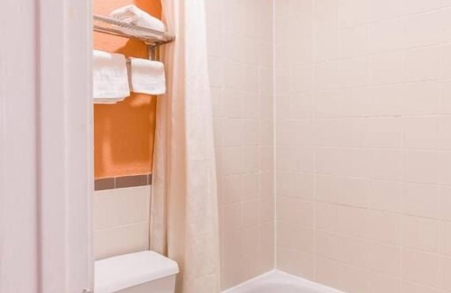 Channelview Hotel | Stay, Relax, Explore! 2 Modern Units, Free Parking, Pet-friendly Property!